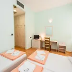 Casa de hóspedes Aurora 3*